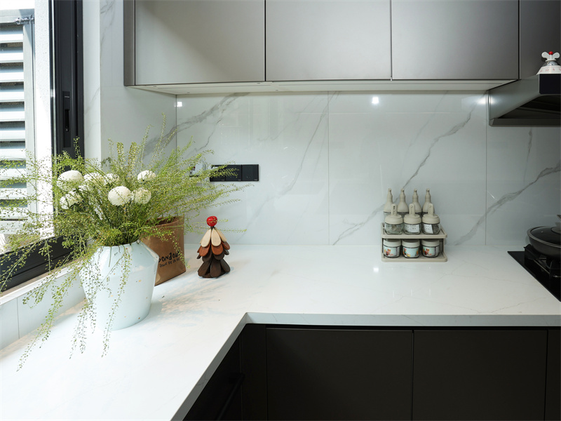 1762739885692961.jpg 6一楼厨房2 墙面 依诺岩板【北极冰白】.jpg