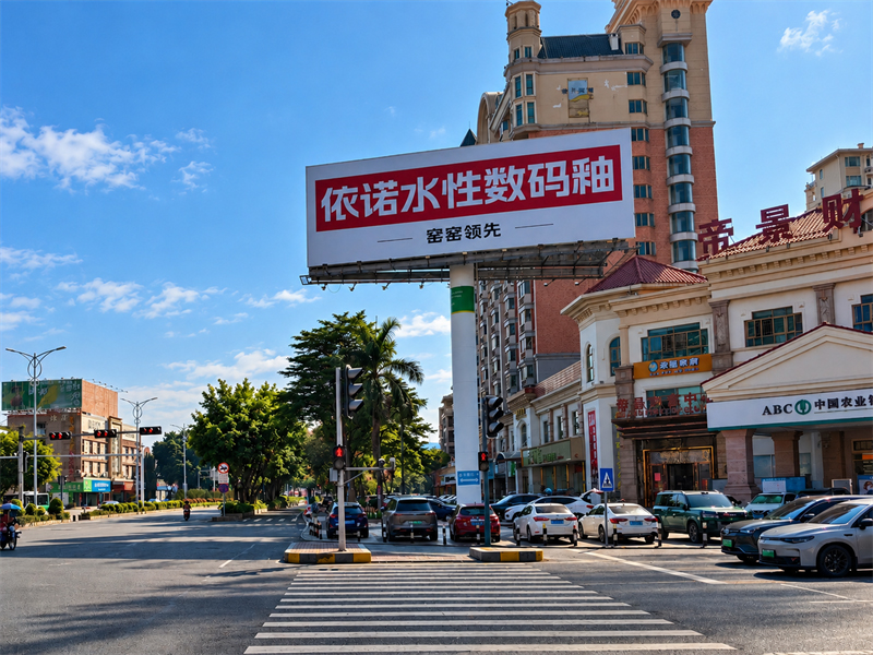 1792292631750671.jpg 晴日中国城市路口街景.jpg